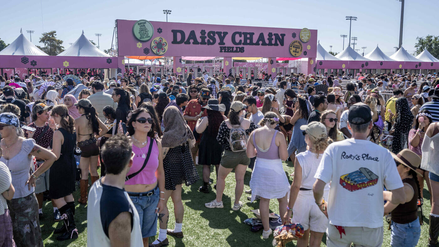8月29日 Daisy Chain Fields 音乐节开幕，观众在尔湾大公园入口排队进场