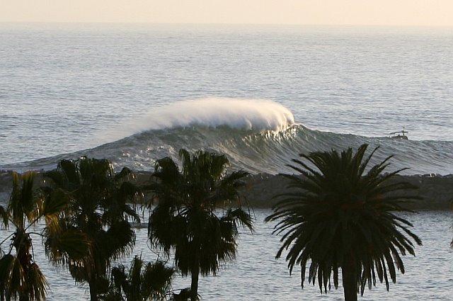 Corona del Mar 外海大浪资料图（图库照片）