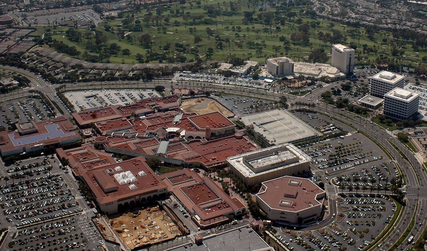 Newport Beach 的 Fashion Island 购物中心资料图（图库照片）
